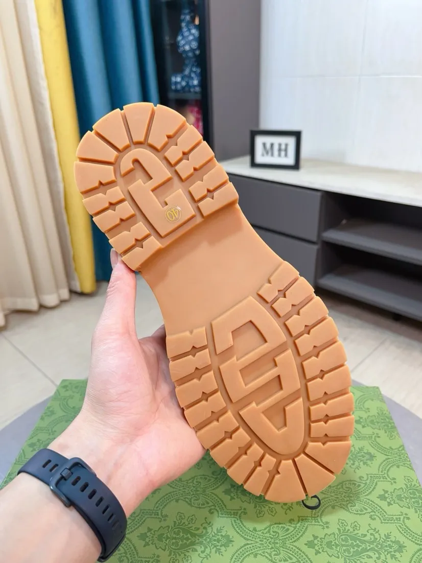 Men's shoes 💰540🌸🌸 (GUCCI) [cow lining plus velvet optional] [can be made without standard] New product Martin boots imported from Canada with full top layer high mercerized frosted fabric, punched using 3D digital technology, high-end and classy, ​​versatile to wear, full of three-dimensionality, close pictures will make you obsessed with the leather. You can't extricate yourself ~ the best on the market.          Fabric: Cowhide/Embossed Lining: Cowhide.          Please make a note when placing an order, sizes: 38-44 (37, 45, 46 can be customized and cannot be returned or exchanged) 5 colors available; black, gray, khaki, coffee, and earthy yellow